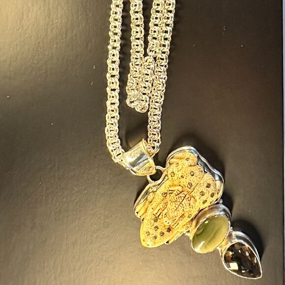🐸 32” Sterling Silver Necklace with Hand-Carved Opal Frog Pendant – Green Gem - Picture 4 of 5